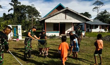 Bersama Masyarakat, Satgas Yonif 122/TS Pos Ujung Karang Malaksanakan Karya Bhakti Pembersihan Gereja GKI Kp. Pikere Papua