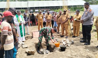 Satgas Yonif 122/TS Bersama Pemerintah Kabupaten Kerom Melaksanakan Kegiatan Peletakan Batu Pertama Gereja
