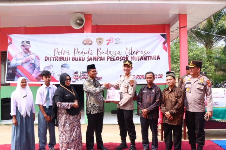 Polri Peduli Budaya Literasi, Kapolres Rohil Serahkan 664 Buku ke SMA N 3 Sintong