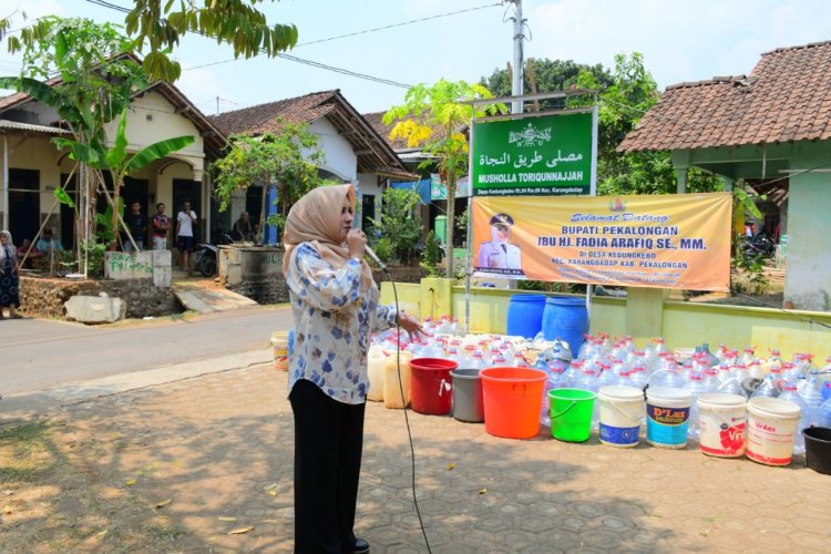 BUPATI PANTAU LANGSUNG PENDISTRIBUSIAN AIR BERSIH DI DESA KEDUNGKEBO YANG TERDAMPAK KEKERINGAN