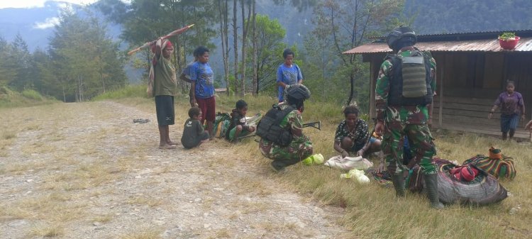 Satgas Mobile Raider 300 Siliwangi Laksanakan Patroli Pengobatan di Papua