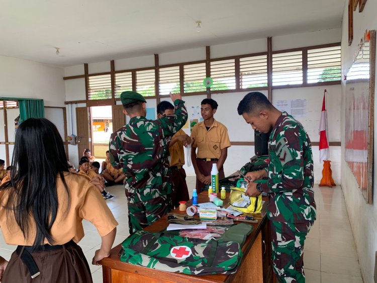 Satgas Pamtas Yonarmed 10/ Bradjamusti Ajarkan Materi Pertolongan Pertama Kesehatan Pada Siswa SMP