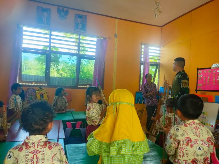 Tanamkan Bakat Seni Sejak Dini Satgas Yonif Pos Kotis Mengajar Dasar Seni Alat Musik Angklung Di TK Pir IV Papua