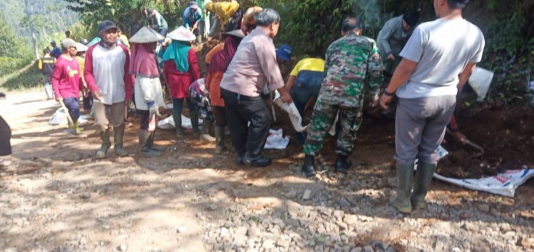 Forkopimcam Petungkriyono Bersama Warga Laksanakan Kerja Bakti Pembersihan Jalan
