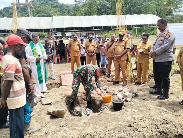 Satgas Yonif 122/TS Bersama Pemerintah Kabupaten Kerom Melaksanakan Kegiatan Peletakan Batu Pertama Gereja