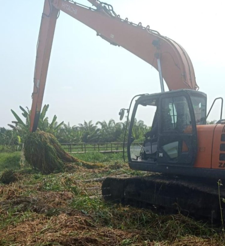 PT. Jatim Jaya Perkasa Bantu Normalisasi di Desa Pedamaran Kecamatan Pekaitan