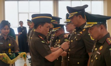 KAJATI SULSEL MELANTIK PEJABAT ESELON III ASISTEN TINDAK PIDANA KHUSUS, KAJARI DAN KOORDINATOR WUJUDKAN ADHYAKSA TANGGUH DAN BERANI DARI SULAWESI SELATAN