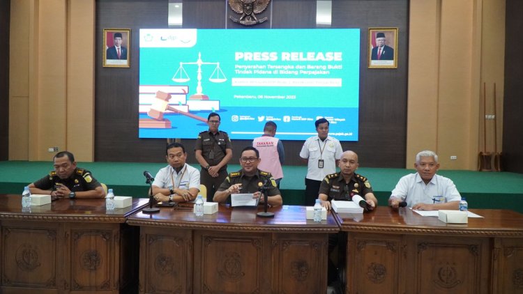 PENYERAHAN TERSANGKA DAN BARANG BUKTI (TAHAP II) PERKARA DUGAAN TINDAK PIDANA PERPAJAKAN