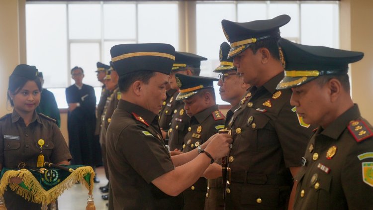 KAJATI SULSEL MELANTIK PEJABAT ESELON III ASISTEN TINDAK PIDANA KHUSUS, KAJARI DAN KOORDINATOR WUJUDKAN ADHYAKSA TANGGUH DAN BERANI DARI SULAWESI SELATAN