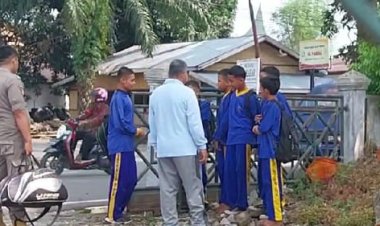 UNIK !! ..TERNYATA BUPATI PASBAR SERING MENGUJI HAPALAN ANAK-ANAK SEKOLAH BILA KEBETULAN BERTEMU DENGANNYA