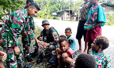 Satgas Yonif 122/TS Menggelar Pelayanan Kesehatan di Balai Kampung dan Mendatangi Rumah Warga