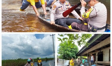 Tempuh Air Banjir, Personel Polsek Rantau Kopar Lakukan Patroli dan Sosialisasikan Pemilu Damai