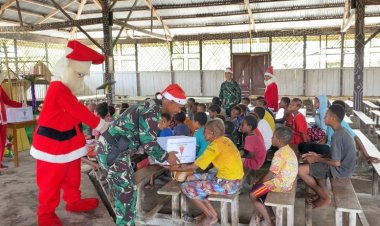 Satgas Pamtas Kewilayahan Yonif 125/SMB Sambut Bulan Penuh Kasih Dengan Bagikan 1000 Bingkisan Kasih kepada Masyarakat Papua
