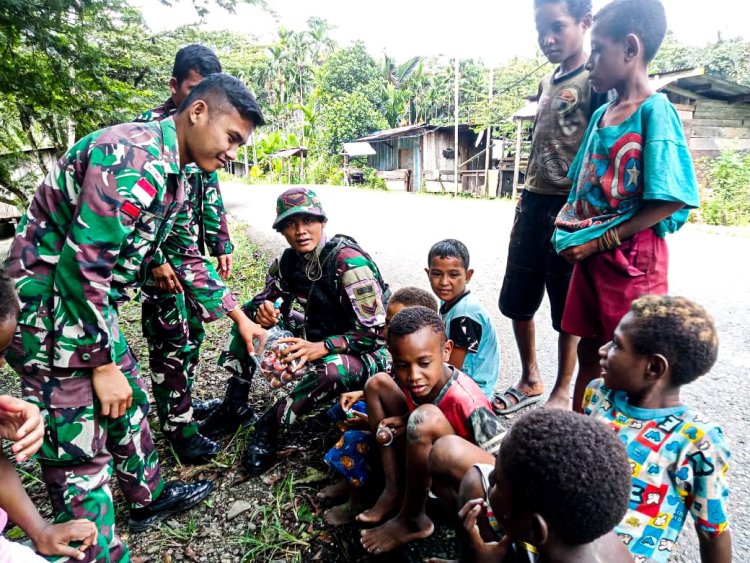 Satgas Yonif 122/TS Menggelar Pelayanan Kesehatan di Balai Kampung dan Mendatangi Rumah Warga