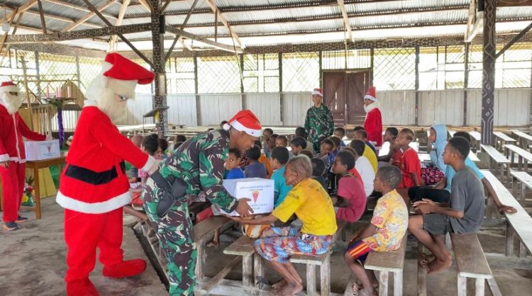 Satgas Pamtas Kewilayahan Yonif 125/SMB Sambut Bulan Penuh Kasih Dengan Bagikan 1000 Bingkisan Kasih kepada Masyarakat Papua