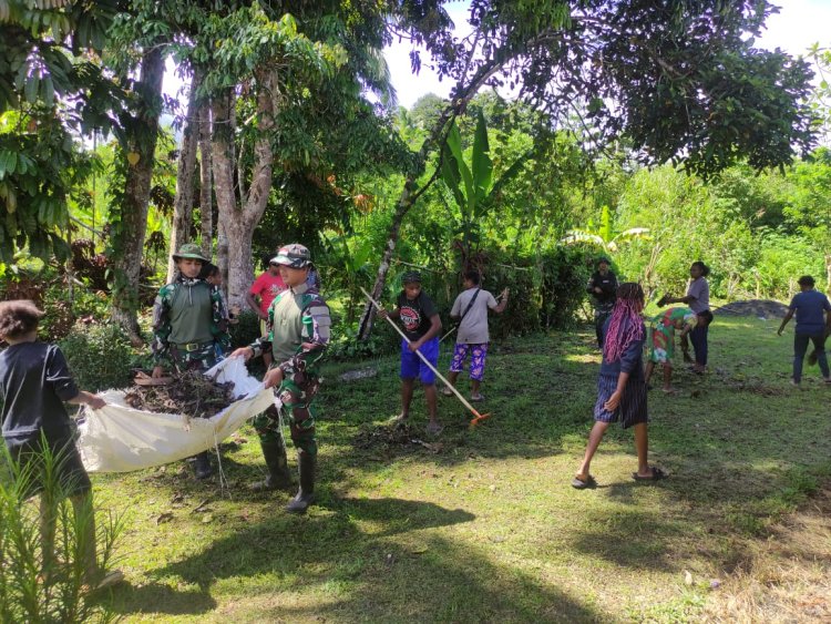Sambut Hari Natal, Prajurit Satgas Yonif 122/TS bersama Masyarakat Gotong-royong Bersihkan dan Mendekorasi Gereja