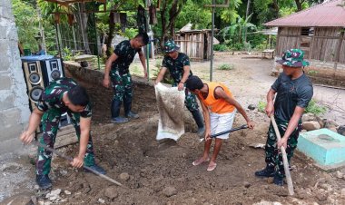 Perbantukan Renovasi Rumah, Pos Manamas Satgas Yonkav 6/Naga Karimata Perbantukan Personel Dalam Mempercepat Pembangunan