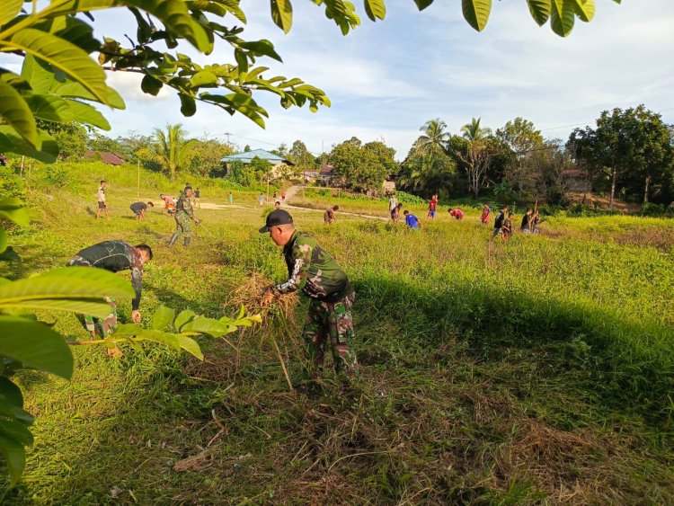 Satgas Pamtas RI-Malaysia Yonarmed 16/TK Pos Bantan Bersama Masyarakat Bersihkan Rumput di Jalan