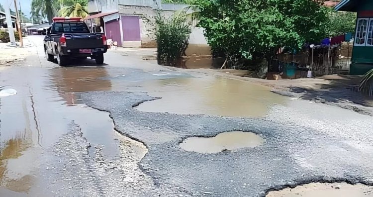 Salah Satu Akses Jalan Yang Rusak, Terdapat di Sekeladi Kecamatan Tanah Putih. 