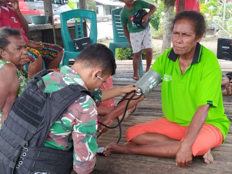 Satgas Yonif 122/TS Menunjukkan Kepedulian dengan Secara Rutin Memeriksa Kesehatan Masyarakat di Kampung Binaan