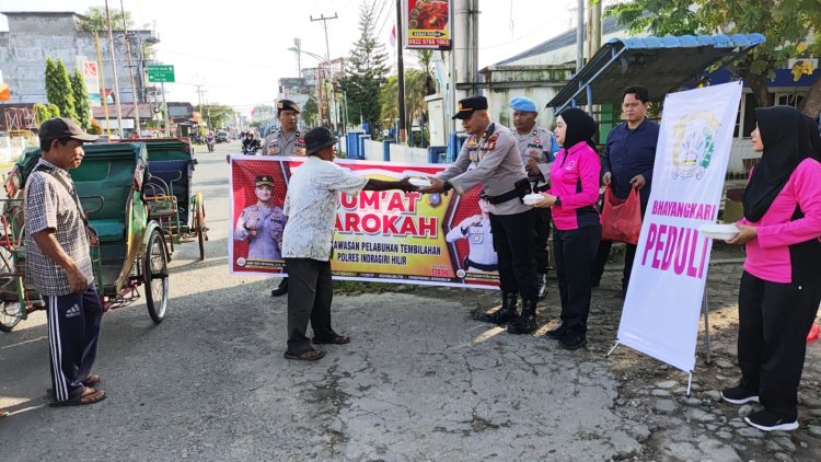 Jumat Berkah: Polsek KSKP Bersama Ranting Bhayangkari Bagikan Paket Sembako dan Makanan Siap Saji