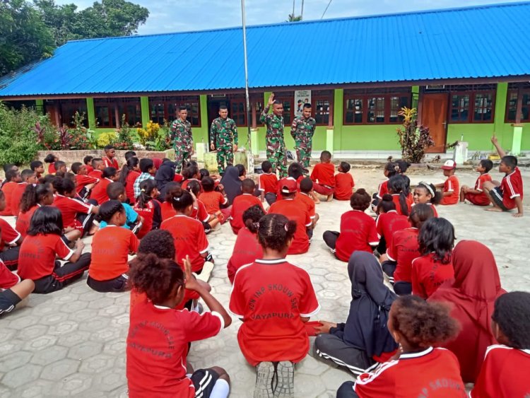 Satgas Yonif 122/TS Membangkitkan Semangat Nasionalisme dengan Memberikan Pelatihan Upacara Bendera dan Baris Berbaris di SD Inpres Papua