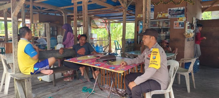 Bripka Atprizon Melakukan Kegiatan "Colling System" dalam Rangka Pemilu Damai 2024 di Desa Gembaran, Kecamatan Teluk Belengkong