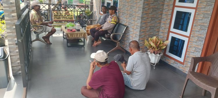 "Bripka Atprizon, Bhabinkamtibmas Desa Sungai Nyiur, Teluk Belengkong, Gencar Melakukan Giat Pemantauan Pemilu Damai 2024"