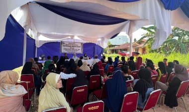 "Anggota DPRD Roem Diani Dewi Melakukan Penyebarluasan Informasi Peraturan Daerah di Jalan Tanjung Datuk"