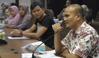 "Warga RW 06 Padang Terubuk Menghadap Komisi I Terkait Ketidaknyamanan Akibat THM di Wilayahnya"