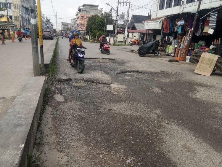 "Miris, Jalan Sudirman Depan Mesjid Agung Al-Huda Tembilahan Bermasalah dengan Lubang-lubang"