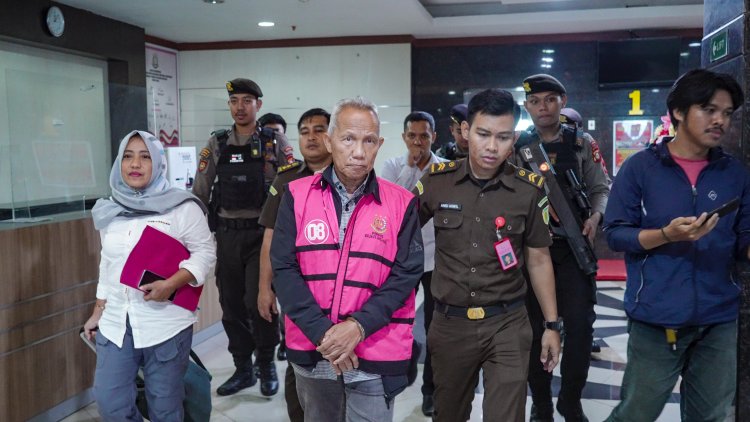 "Kajati Sul-Sel Menetapkan dan Menahan 1 Orang Tersangka dalam Perkara Dugaan Tindak Pidana Korupsi di PT. Surveyor Indonesia Cabang Makassar Tahun 2019-2020"