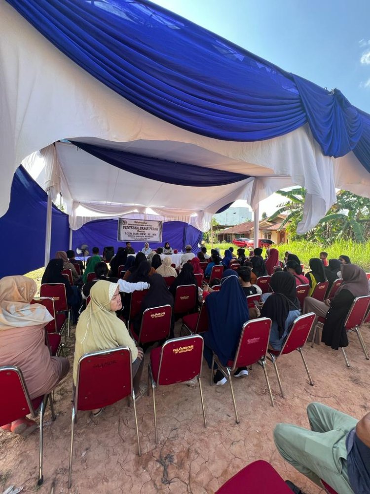 "Anggota DPRD Roem Diani Dewi Melakukan Penyebarluasan Informasi Peraturan Daerah di Jalan Tanjung Datuk"