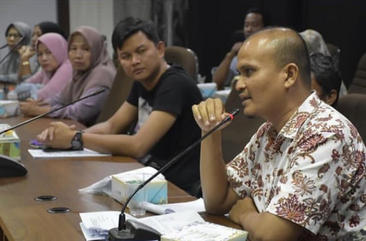 "Warga RW 06 Padang Terubuk Menghadap Komisi I Terkait Ketidaknyamanan Akibat THM di Wilayahnya"