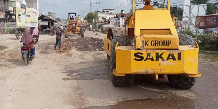 Bupati Merespons Cepat: Perbaikan Jalan Dalam Kota Kecamatan Kuba