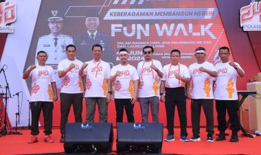 Pj Walikota Pekanbaru Risnandar Bagikan Bendera Merah Putih Secara Simbolis