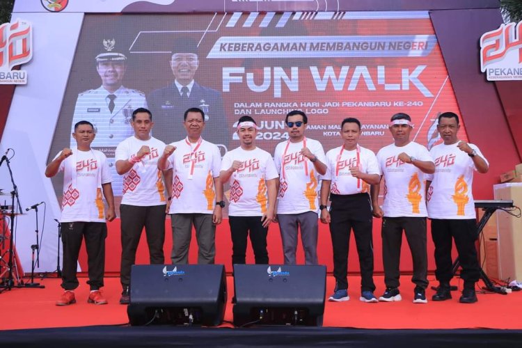 Pj Walikota Pekanbaru Risnandar Bagikan Bendera Merah Putih Secara Simbolis