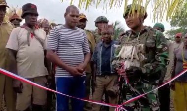 Satgas TNI dan Warga Mumugu Bangun Rumah Adat Jew Suku Asmat di Papua