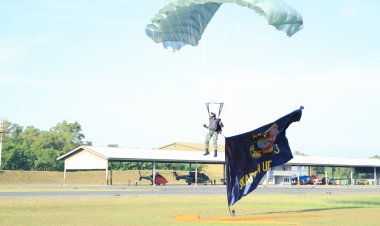 Danlanud Sultan Hasanuddin Tinjau Latihan Terjun Free Fall Jelang Hari Bakti-77 TNI AU