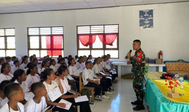 Satgas Yonkav 6/Naga Karimata Beri Materi Wawasan Kebangsaan kepada Siswa SMA Baru