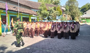 Babinsa Andong Tanamkan Rasa Cinta Tanah Air Sejak Dini Melalui Latihan Pramuka