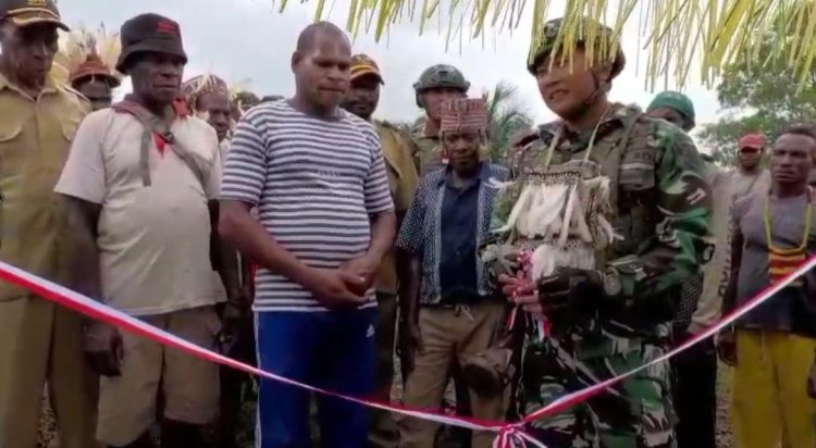 Satgas TNI dan Warga Mumugu Bangun Rumah Adat Jew Suku Asmat di Papua