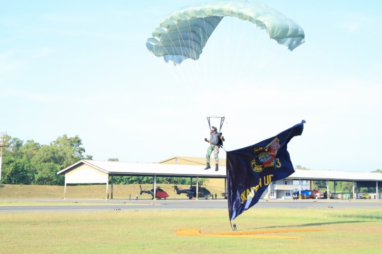 Danlanud Sultan Hasanuddin Tinjau Latihan Terjun Free Fall Jelang Hari Bakti-77 TNI AU