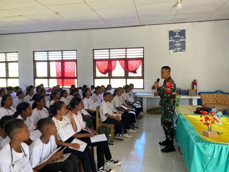 Satgas Yonkav 6/Naga Karimata Beri Materi Wawasan Kebangsaan kepada Siswa SMA Baru