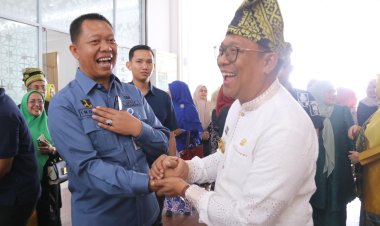Sekda Pekanbaru Indra Pomi Sambut Kedatangan Pj Gubernur Riau Rahman Hadi di Bandara SSK II