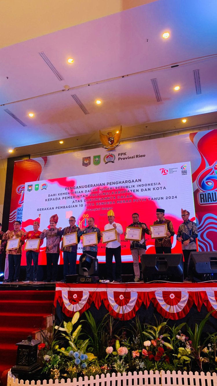 Pargelaran Pesona Bhinneka Tunggal Ika dan Penghargaan Gerakan Pembagian 10 Juta Bendera Merah Putih 2024 oleh Kemendagri RI