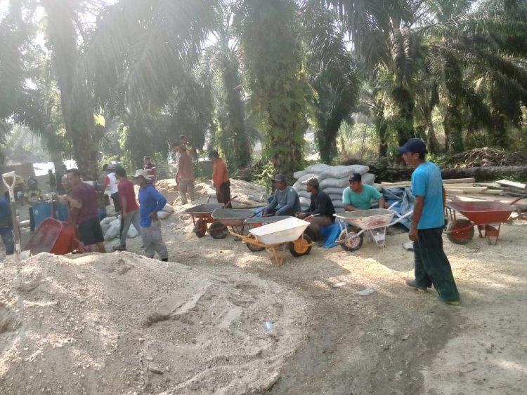 Pengerjaan Pondasi Mushola Assalam di Desa Peladangan Serangge 3, Peranap, Indragiri, Dipimpin Langsung oleh Kades Prasetyo