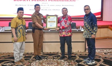 Bupati Rohil Terima Penghargaan Peduli Pendidikan dari Unilak