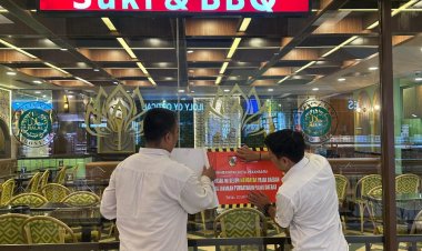 Bapenda Pekanbaru Lakukan Penempelan Stiker Peringatan pada Wajib Pajak Restoran yang Lalai