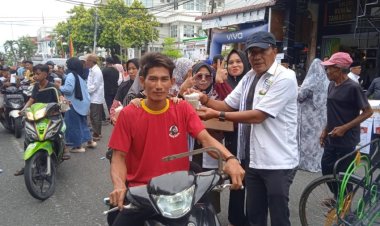 Relawan Bijak Bermarwah Bagikan Takjil dan Souvenir untuk Dukung Calon Bupati Rohil Nomor 2